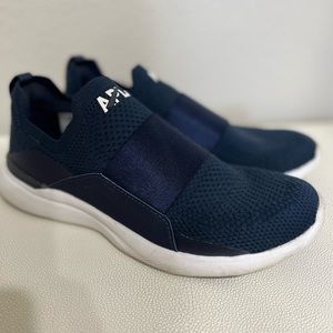 APL techloom bliss NAVY size 7 good condition